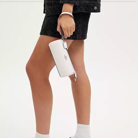 NWT Coach White w/Silver Hardware Barrel Wristlet/Purse - Picture 3 of 5